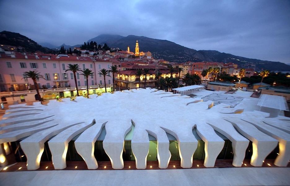 Menton: Superbe Appartement Buitenkant foto